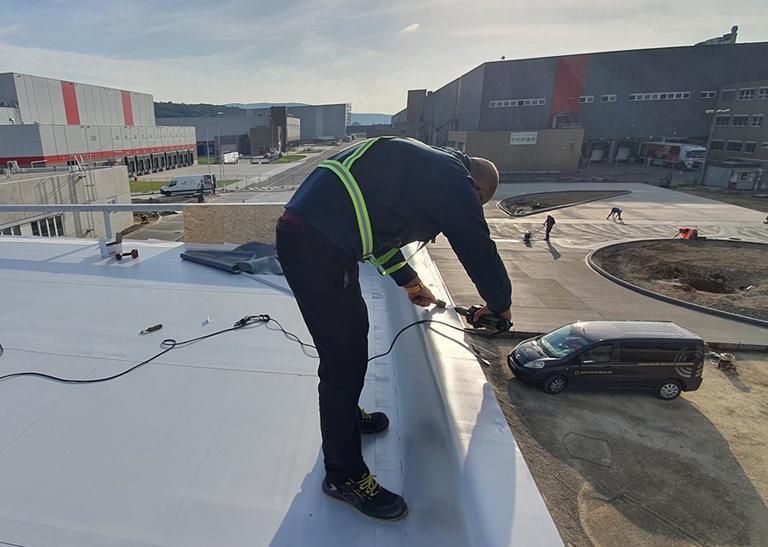 Stavební robotníci na streche